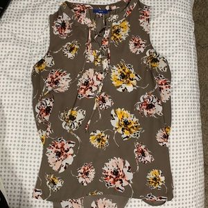 Sleeveless dress shirt